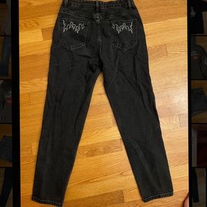 EMBROIDERED MOM JEANS